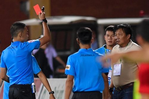 GĐKT đội Bình Dương nhận thẻ đỏ trong trận hòa Nam Định