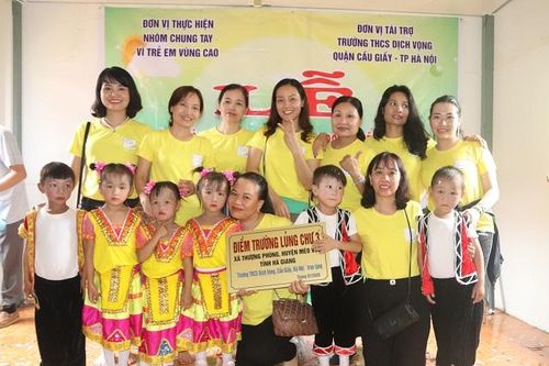 Trường THCS Dịch Vọng chung tay chia sẻ với trẻ em vùng cao Hà Giang