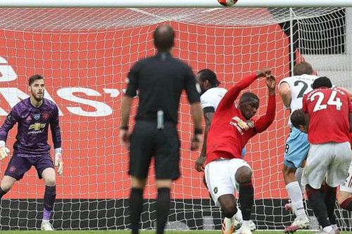 MU: Pogba bị 'đánh hội đồng' vì pha dùng tay cản bóng cực thô ở trận hòa West Ham