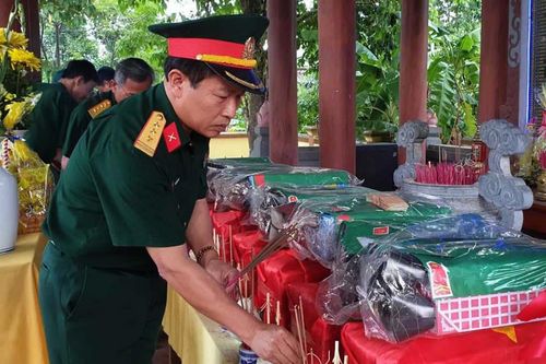 Phát hiện hài cốt liệt sĩ gói trong võng cùng nhiều di vật
