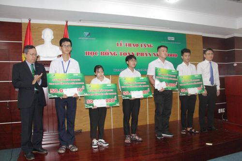 ĐHQG TP. HCM trao 600 triệu đồng học bổng cho sinh viên