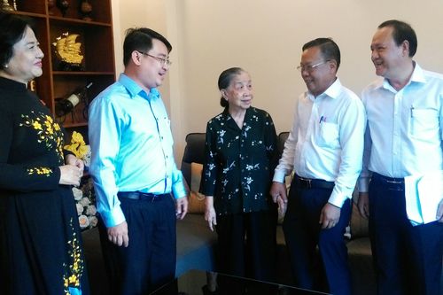 Trưởng Ban Dân vận Thành ủy TPHCM thăm các gia đình chính sách