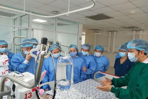 Hé lộ sức khỏe cặp song sinh dính liền sau một tuần mổ tách