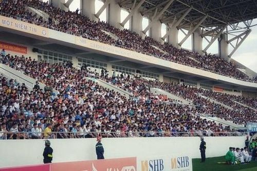 Báo Thái lại 'choáng' với hình ảnh và số lượng khán giả tại V-League