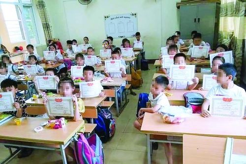 Đánh giá học sinh tiểu học: Khen nhiều là đúng hay phản cảm?