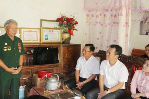 Lãnh đạo UBND tỉnh Lào Cai thăm, tặng quà gia đình người có công tại huyện Văn Bàn