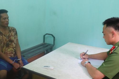 Khống chế người đàn ông đang đêm chạy ra đường gào thét bị dọa giết