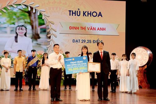 'Kiến thức là vũ khí, đề thi là đối thủ và chúng ta không có đồng đội'