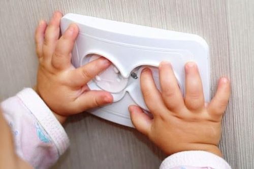 Bé 2 tuổi bất tỉnh, hoại tử miệng vì... nghịch cắn dây điện
