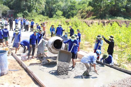 'Áo xanh' xây những cung đường nối liền xóm thôn