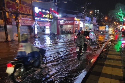 Cửa ngõ Sài Gòn chìm trong biển nước sau cơn mưa lớn