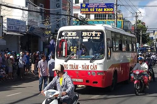 Bị cuốn vào gầm xe buýt, cụ ông 80 tuổi tử vong