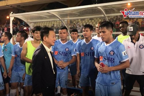 Bầu Hiển 'rút ví' thưởng nóng SHB Đà Nẵng sau trận hòa Viettel