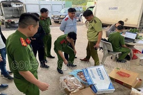 Phát hiện 1 tấn thịt gà hết hạn sử dụng, đổi màu trong kho công ty thực phẩm Khánh Huy