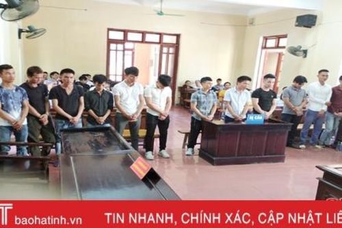 Rủ nhau đánh bạc, 15 đối tượng cùng xã Mỹ Lộc lĩnh án!