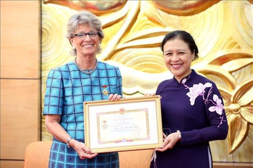 Trao tặng Kỷ niệm chương 'Vì hòa bình, hữu nghị giữa các dân tộc' cho Đại sứ Tây Ban Nha