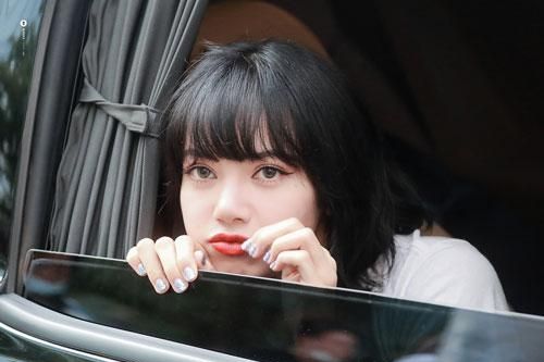 Khoảnh khắc đi làm về đẹp long lanh của sao Kpop