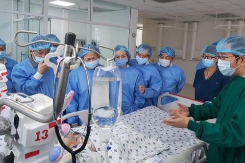 Sức khỏe cặp song sinh sau ca đại phẫu tách rời: Bé Diệu Nhi đã cai máy thở
