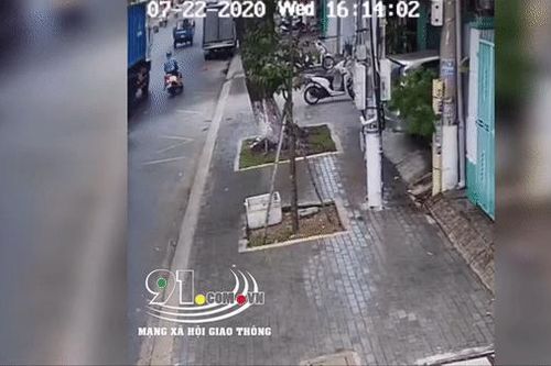 Clip: Trượt ngã trên đường đón con, người mẹ bị xe chở rác cán thương tâm