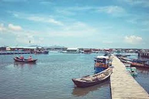 Du khách thích thú khi vừa ăn hải sản tươi ngon, vừa ngắm hoàng hôn ở làng bè Long Sơn