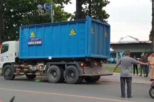 Bình Dương: Trượt ngã trên đường, người phụ nữ bị xe chở rác cán tử vong.