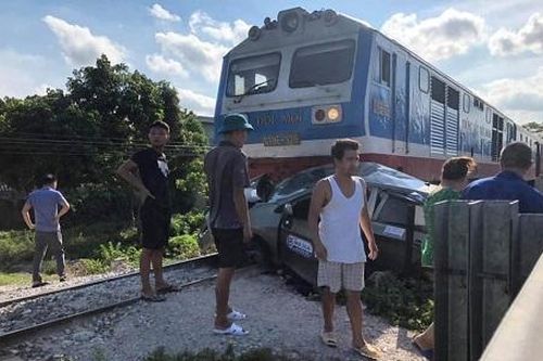 Hà Nam: Tai nạn giữa xe ô tô và tàu hỏa, 3 người thương vong