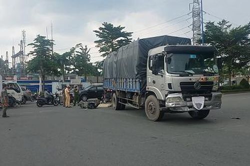 TPHCM: Va chạm với xe tải, cô gái tử vong tại chỗ