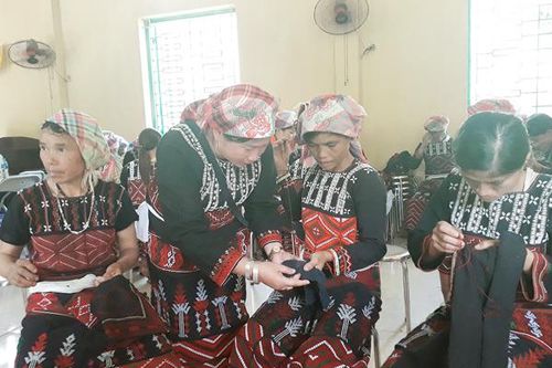 50 học viên được truyền dạy nghề thêu, dệt thổ cẩm của người Xa Phó