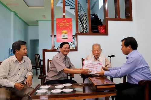 Thường trực Tỉnh ủy thăm, tặng quà các gia đình chính sách