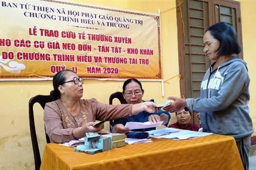 Trao học bổng cho sinh viên và cứu tế cụ già neo đơn, những người tàn tật khó khăn
