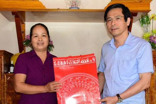 Đồng chí Trưởng Ban Tuyên giáo Tỉnh ủy tặng quà gia đình chính sách huyện Lâm Bình