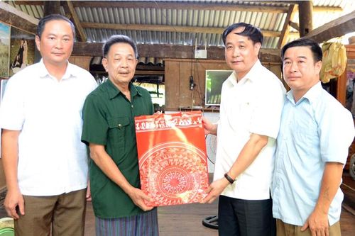 Lãnh đạo tỉnh tặng quà người có công huyện Na Hang, Chiêm Hóa