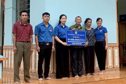 Trao tiền hỗ trợ xây dựng nhà cho cựu TNXP