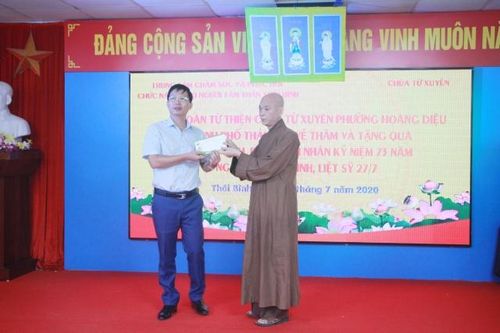 Chùa Từ Xuyên tặng quà người có công