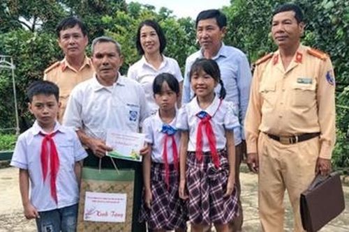 Công an tỉnh Sơn La thăm, trao quà các gia đình thương binh, liệt sỹ