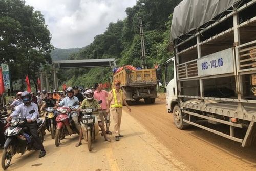 CSGT Hà Giang vất vả phân làn, thông tuyến giao thông do mưa lũ