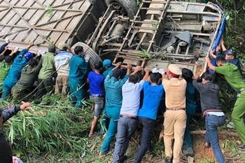 Khởi tố, bắt tạm giam tài xế trong vụ xe khách lao xuống vực