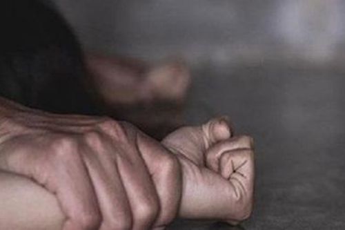 Nam thanh niên 16 tuổi dụ dỗ bé gái 11 tuổi làm 'chuyện người lớn'