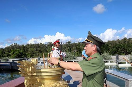Thứ trưởng Lê Tấn Tới dâng hương tại Khu di tích lịch sử An ninh Khu IX