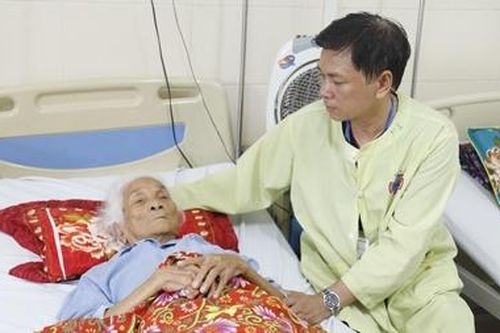 93 tuổi vẫn phẫu thuật ung thư thành công