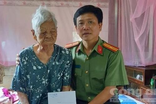 Báo Công an TPHCM thăm, tặng quà các Mẹ Việt Nam anh hùng