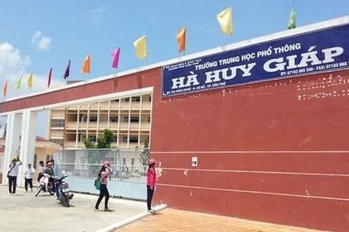 Nam sinh lớp 10 nhảy lầu tử vong sau khi nói chuyện với bạn