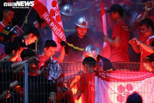 CLB Hải Phòng bất lực nhìn những 'Chí Phèo' kiểu mới trên khán đài phá bóng đá