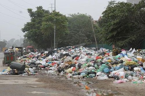 Rác thải tràn ngập vỉa hè nút giao Nguyễn Quốc Trị - Phạm Hùng