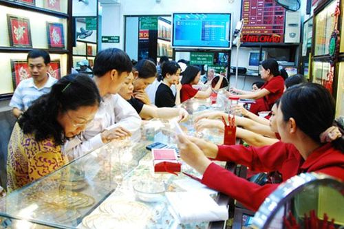 Giá vàng chinh phục ''đỉnh'' mới: Nhà đầu tư cần bình tĩnh, tránh đổ xô mua vàng