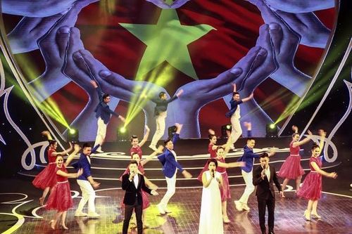Nghệ thuật tôn vẻ đẹp đêm trao giải 'Sự hy sinh thầm lặng' lần thứ V