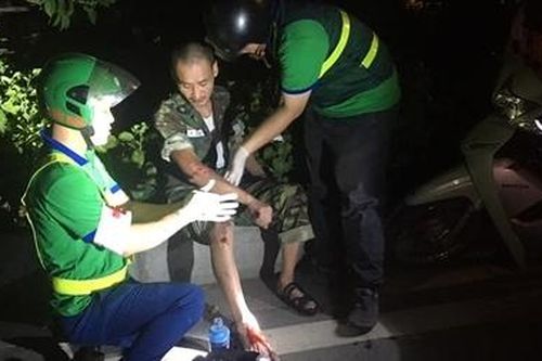'Sống hết mình để băng bó nỗi đau...'