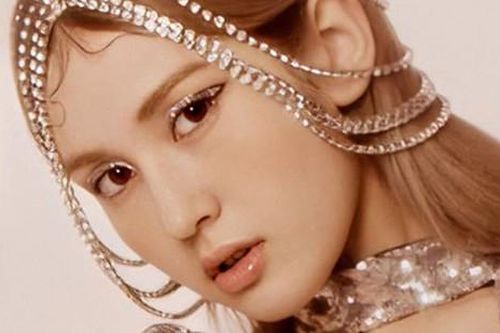 Bóc giá trang phục sang chảnh của bông hồng lai Jeon Somi trong 'What You Waiting For'
