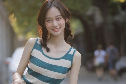 Người đẹp 18 tuổi vụt sáng nhờ đỗ thủ khoa ba ngành đại học Trung Quốc