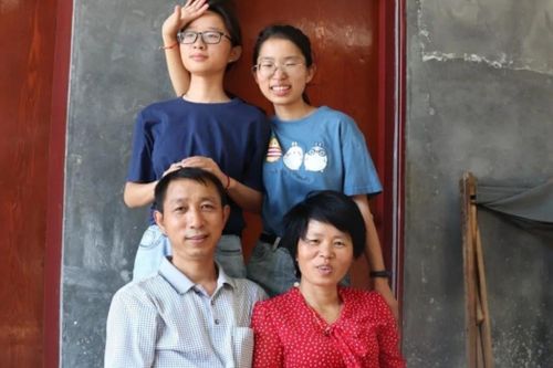 Cha TQ cụt một tay nuôi 2 con gái vào đại học